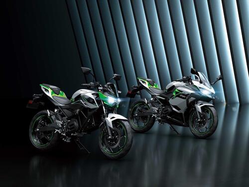 Arrivano le Kawasaki elettriche Z e-1 e Ninja e-1. Qui è dove ve le spieghiamo per bene