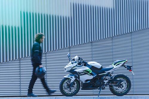 Arrivano le Kawasaki elettriche Z e-1 e Ninja e-1. Qui è dove ve le spieghiamo per bene (4)