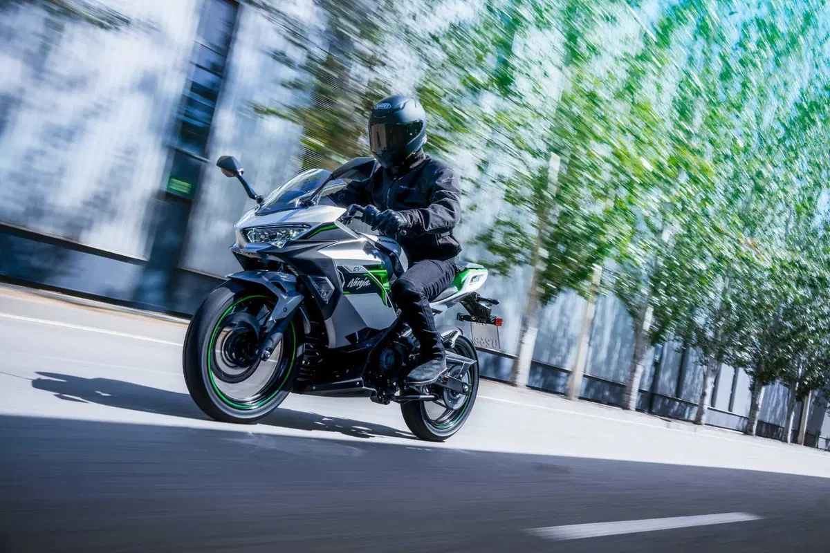 Arrivano le Kawasaki elettriche Z e-1 e Ninja e-1. Qui è dove ve le spieghiamo per bene (5)