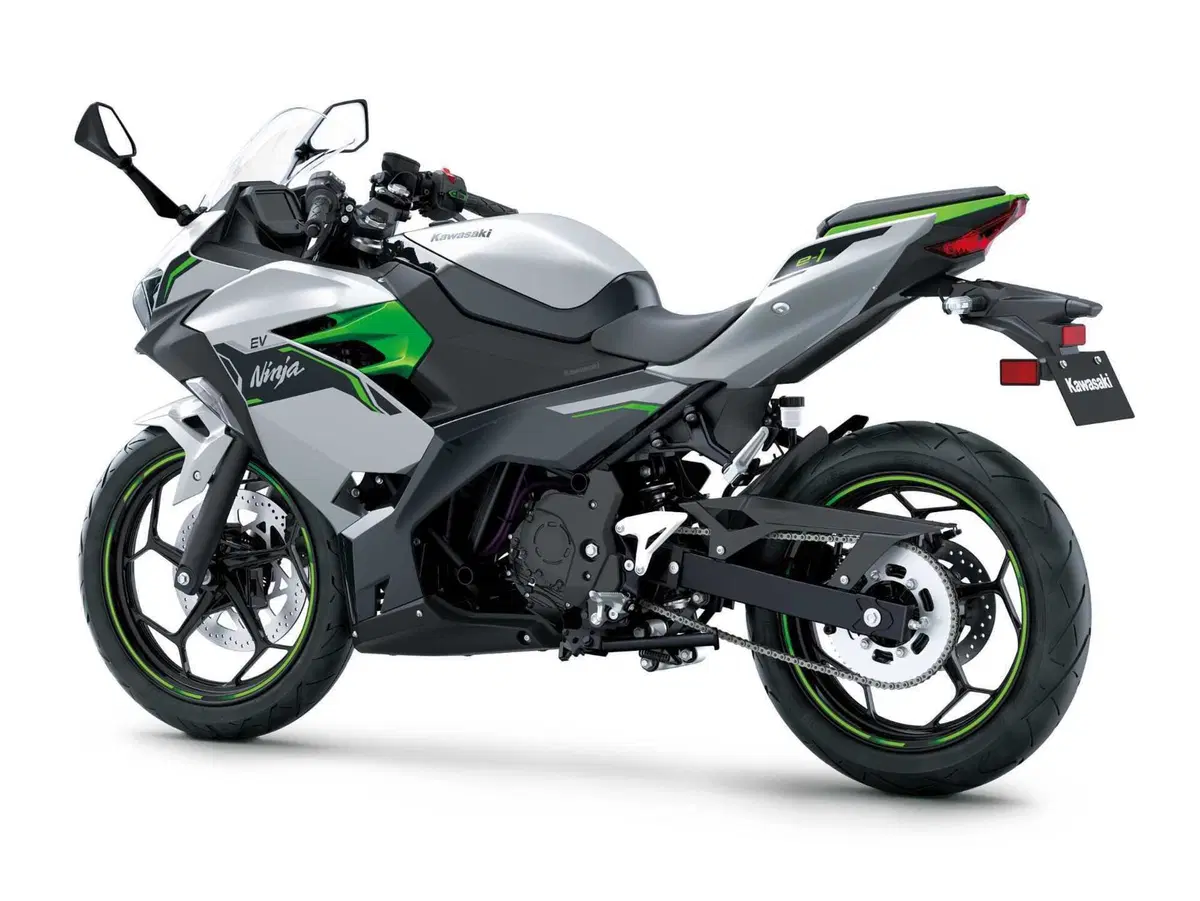Arrivano le Kawasaki elettriche Z e-1 e Ninja e-1. Qui è dove ve le spieghiamo per bene (14)