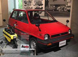 Il motocomp del 1983 esposto di fianco alla Honda City in fiera a Motegi