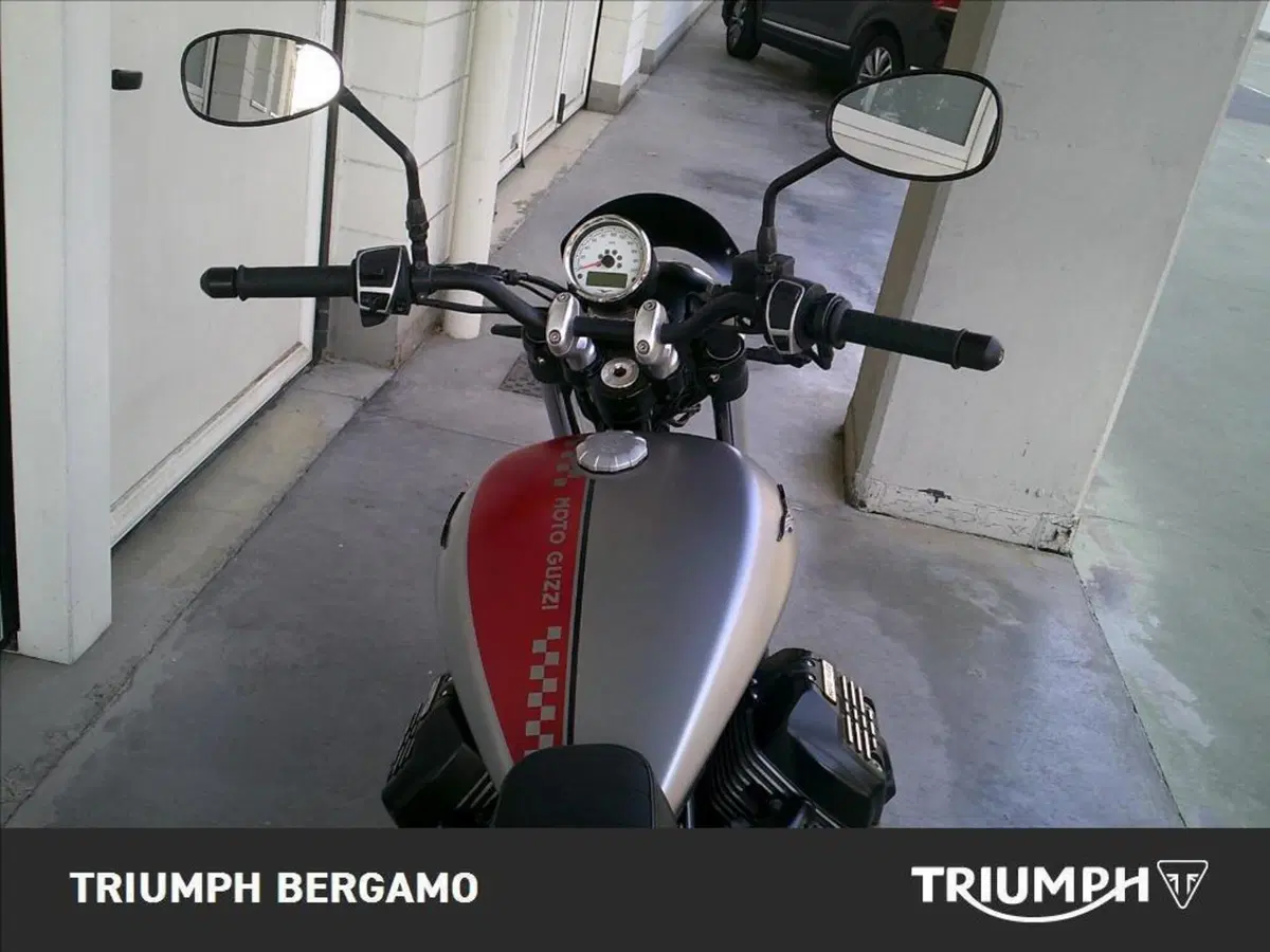 Moto Guzzi V9 Bobber (2016 - 18) (7)