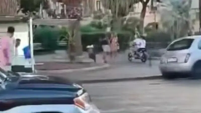 Catania. Minimoto fanno lo slalom tra i passanti davanti al Castello Ursino [VIDEO]