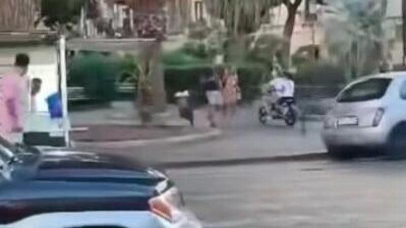 Catania. Minimoto fanno lo slalom tra i passanti davanti al Castello Ursino [VIDEO]