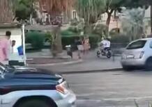 Catania. Minimoto fanno lo slalom tra i passanti davanti al Castello Ursino [VIDEO]