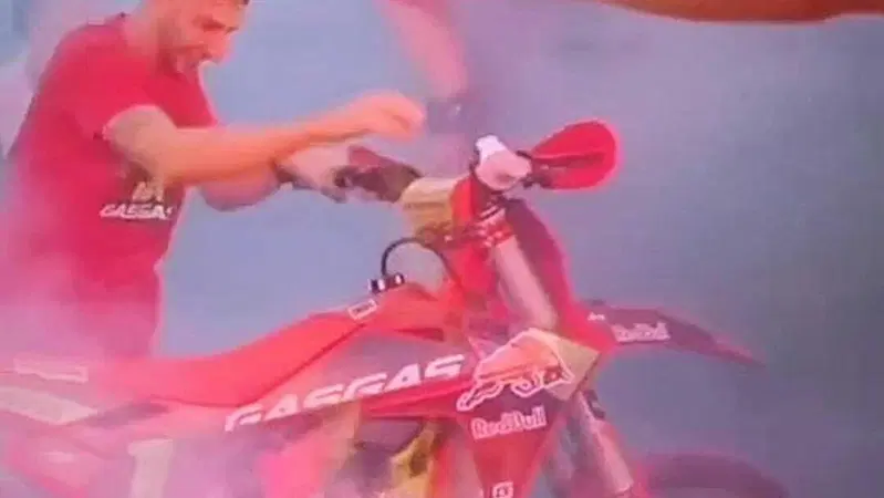 Follia in MXGP: bruciano la moto campione del mondo di Prado durante la festa