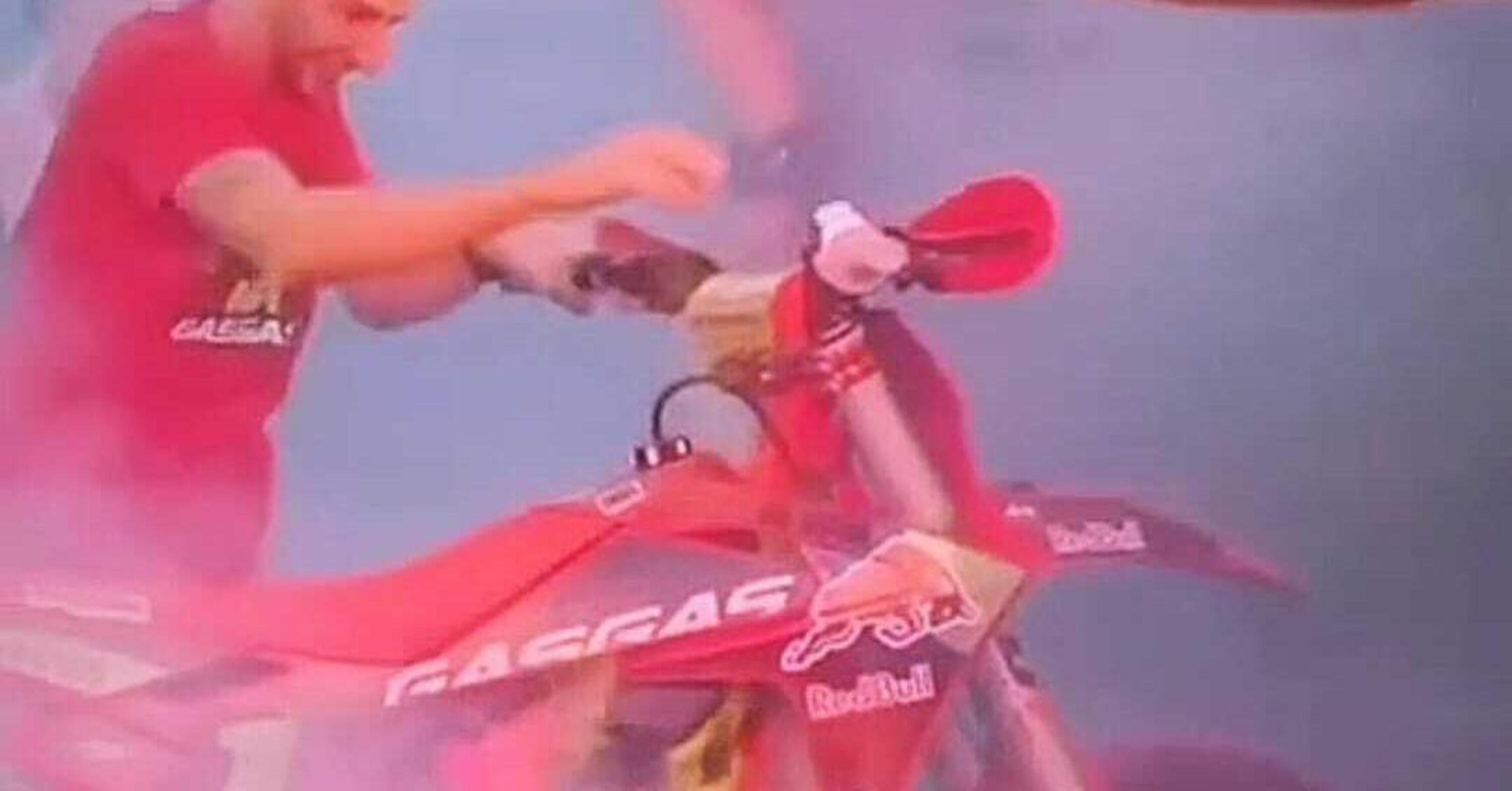 Follia in MXGP: bruciano la moto campione del mondo di Prado durante la festa