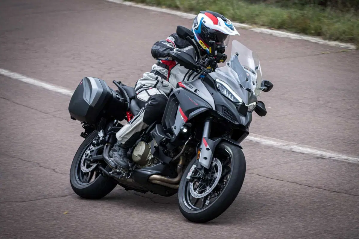 Ducati Multistrada GT 2024: TEST anteprima della Grand Tour da 170 cavalli! Pro e contro (4)