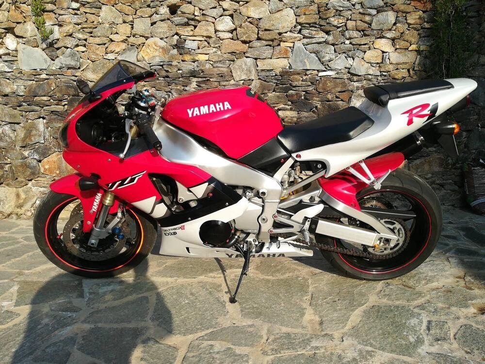 Yamaha R1  (2)
