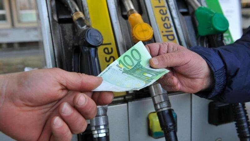 Caro carburanti: a chi spetter&agrave; il bonus benzina? Ecco le ipotesi