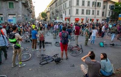 &quot;Di Milano si muore&quot;: ieri ciclisti e pedoni sono scesi in strada per protestare [VIDEO]