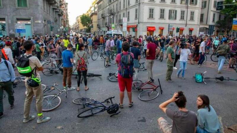 &quot;Di Milano si muore&quot;: ieri ciclisti e pedoni sono scesi in strada per protestare [VIDEO]