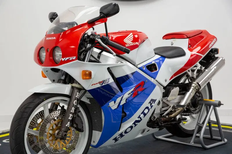 Honda VFR 400 - NC 30 (3)