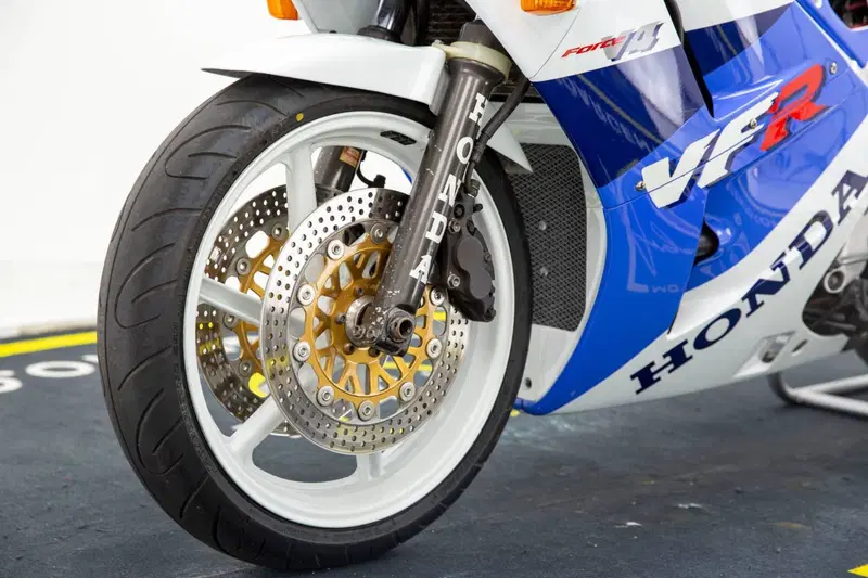 Honda VFR 400 - NC 30 (10)