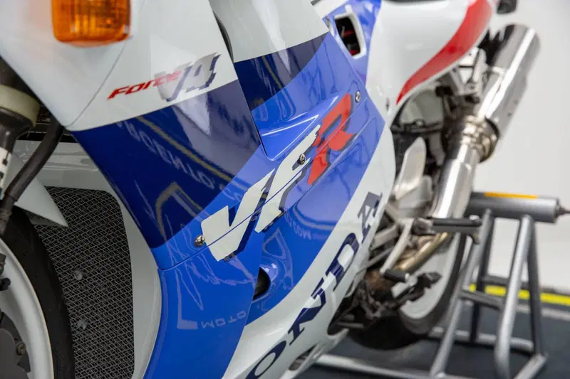 Honda VFR 400 - NC 30 (12)