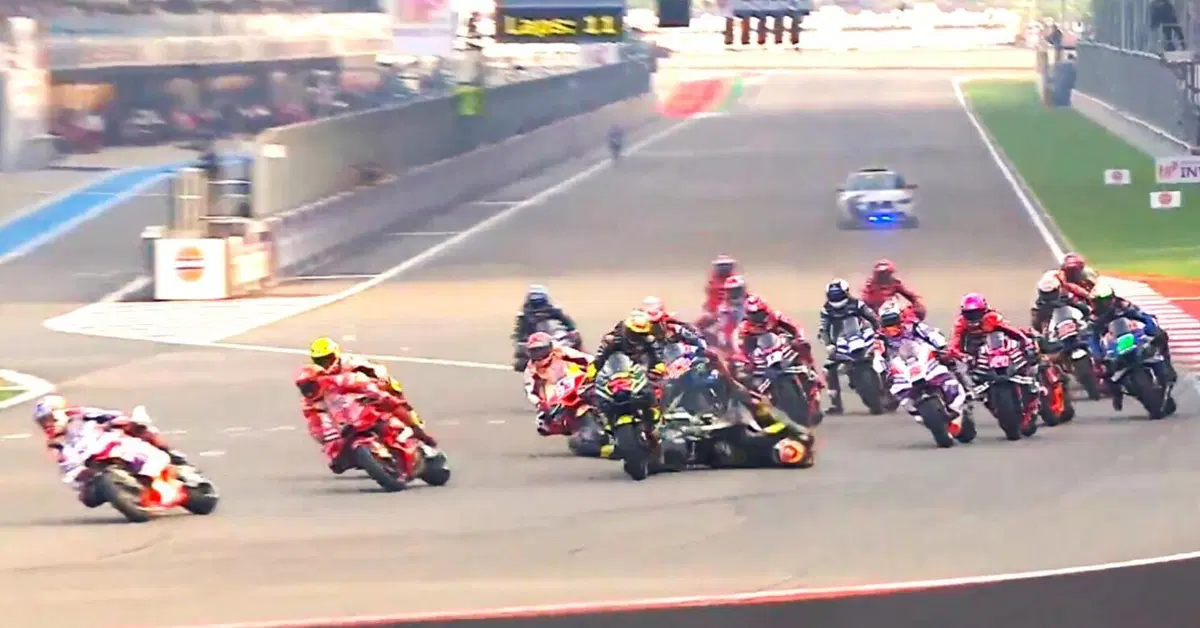 MotoGP 2023. GP dell'India. Frattura della clavicola per Luca Marini nell'incidente con il compagno di squadra [VIDEO]
