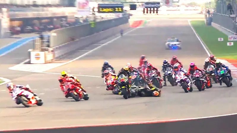MotoGP 2023. GP dell'India. Frattura della clavicola per Luca Marini nell'incidente con il compagno di squadra [VIDEO]