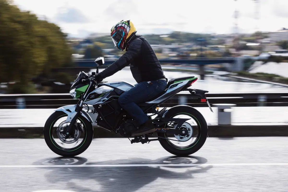 Kawasaki Z e-1, la prima elettrica giapponese. Ecco il nostro test! [VIDEO] (6)
