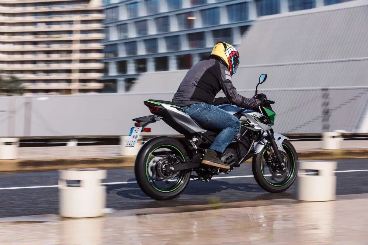 Kawasaki Z e-1, la prima elettrica giapponese. Ecco il nostro test! [VIDEO] (7)