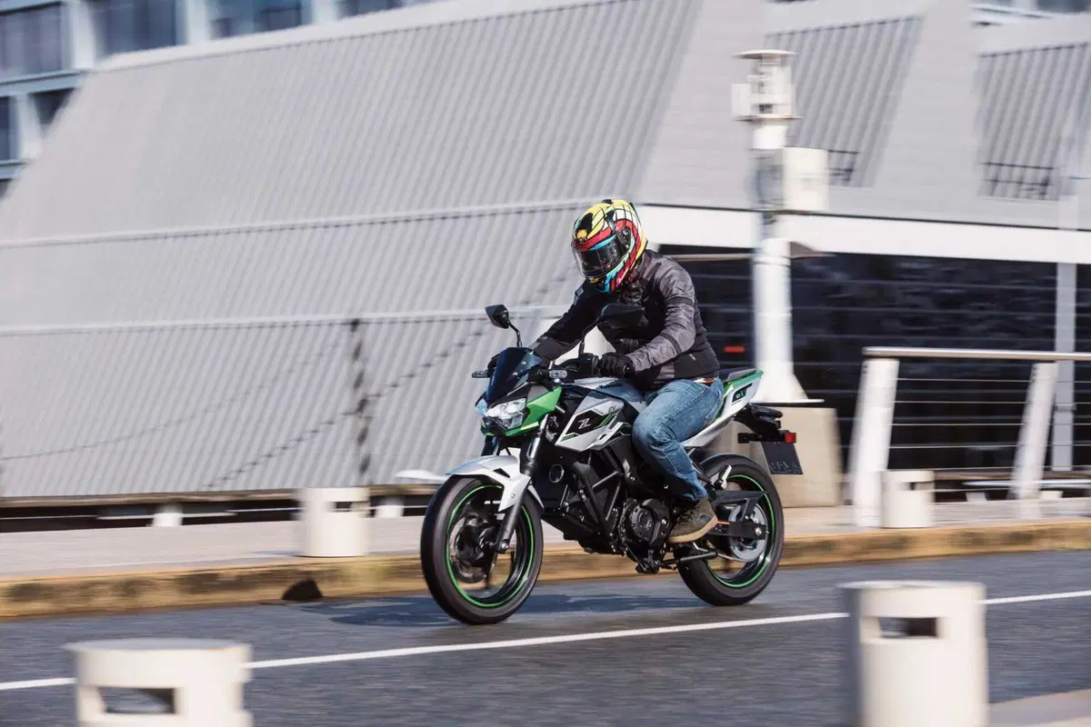 Kawasaki Z e-1, la prima elettrica giapponese. Ecco il nostro test! [VIDEO] (9)