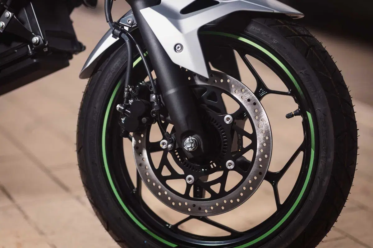 Kawasaki Z e-1, la prima elettrica giapponese. Ecco il nostro test! [VIDEO] (17)