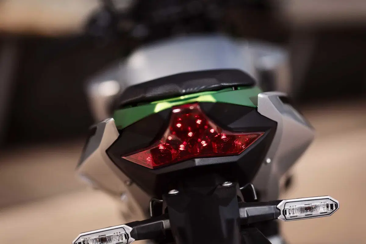 Kawasaki Z e-1, la prima elettrica giapponese. Ecco il nostro test! [VIDEO] (28)