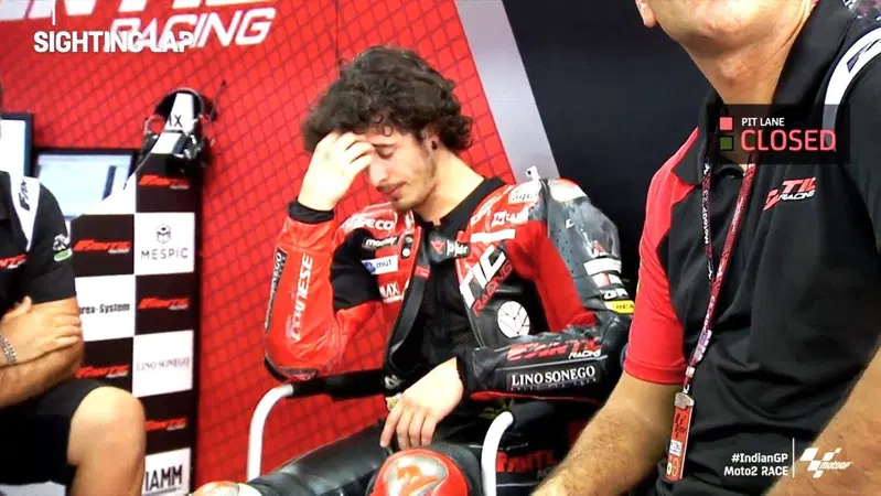 MotoGP 2023. GP dell'India. Sfortuna per Celestino Vietti: osso pubico (bacino) fratturato nell'incidente al via