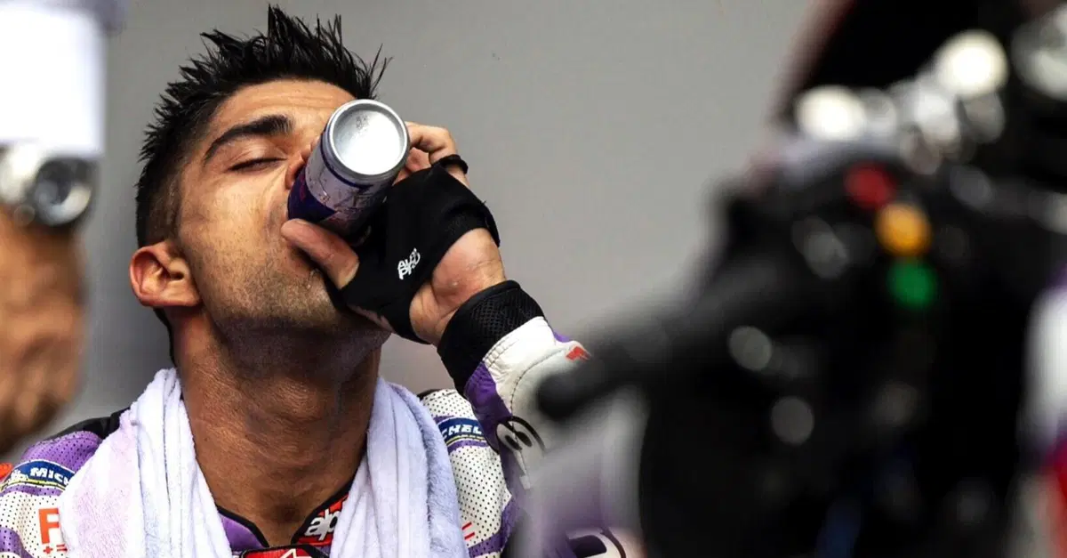 MotoGP 2023. GP dell'India. Rivediamo l'assurda gara di Jorge Martin: la tuta aperta, la battaglia con Fabio Quartararo e le chiacchiere nel retropodio [VIDEO]