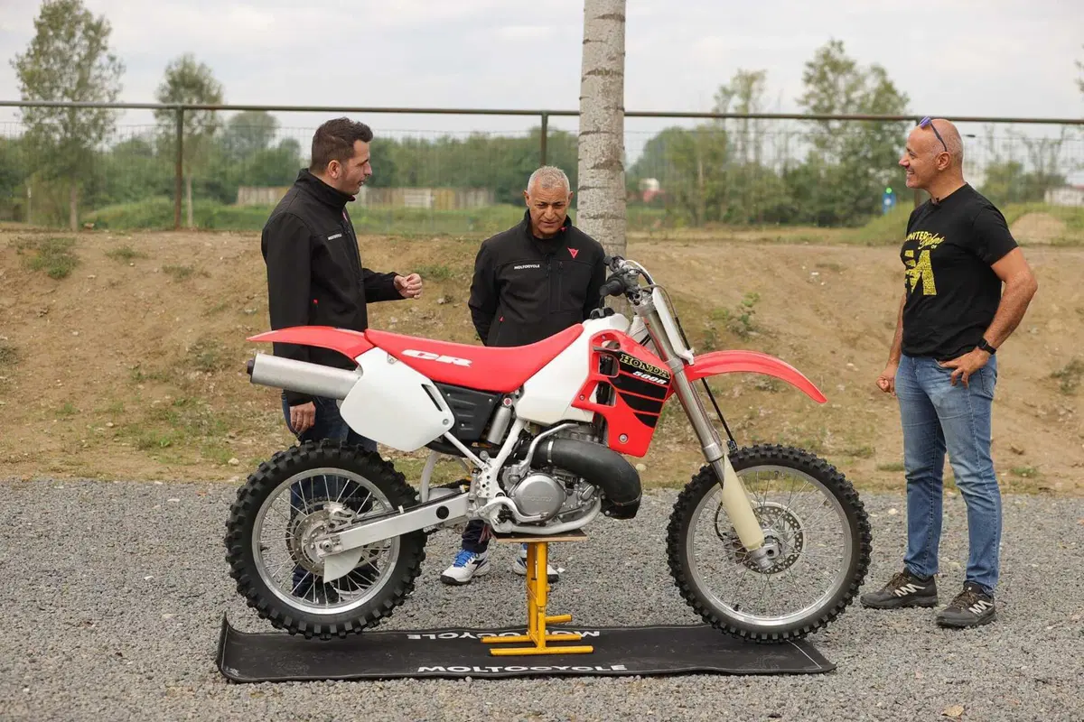 Honda CR500R 2001 TEST: la 2 tempi più spaventosa (e bella) di sempre! (15)