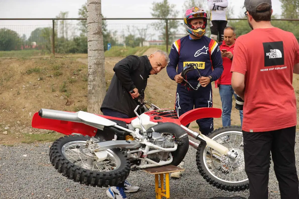 Honda CR500R 2001 TEST: la 2 tempi più spaventosa (e bella) di sempre! (18)