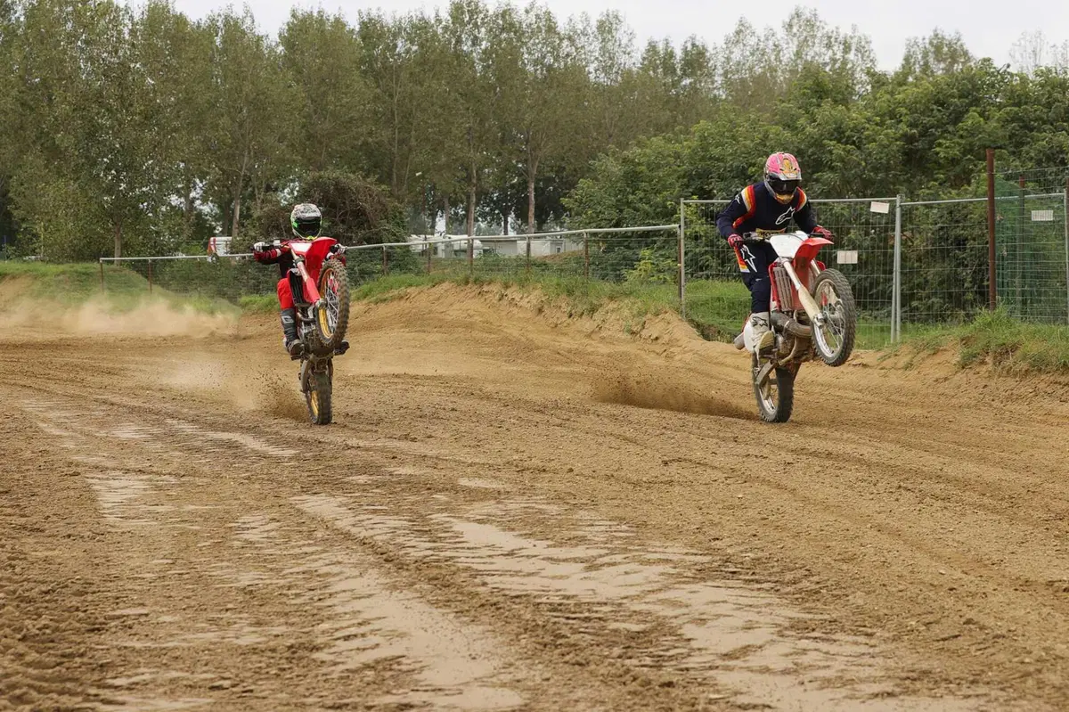 Honda CR500R 2001 TEST: la 2 tempi più spaventosa (e bella) di sempre! (31)