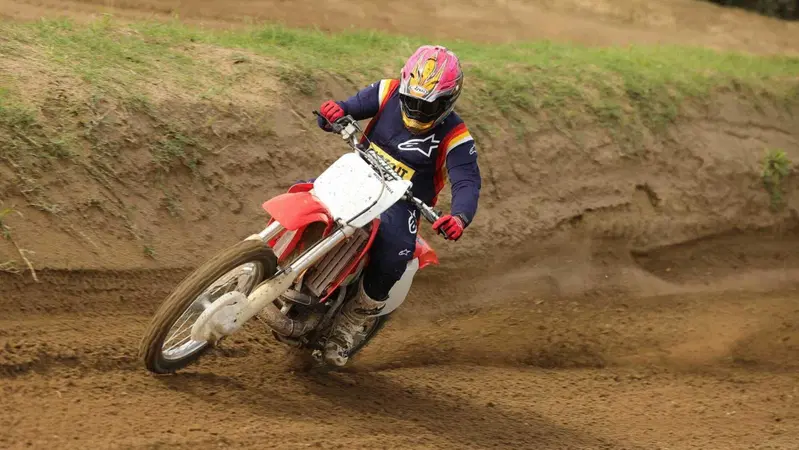 Honda CR500R 2001 TEST: la 2 tempi pi&ugrave; spaventosa (e bella) di sempre!