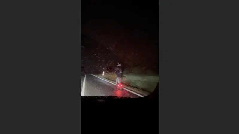 Crema, sfreccia a 60 km/h sulla provinciale con il monopattino elettrico [VIDEO]