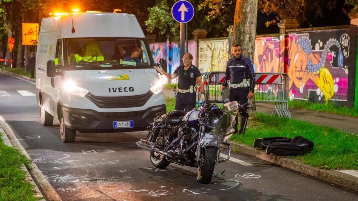 Milano Incidente Fatale Tra Una Harley Davidson E Un Autobus Atm In