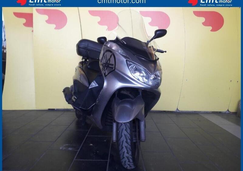 Vendo Yamaha Majesty 400 (2004 - 08) usata a Casarile (codice