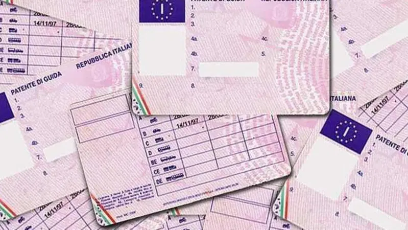 Patenti moto, proposta choc in UE: alzare l'et&agrave; minima e abbassare i limiti di velocit&agrave;