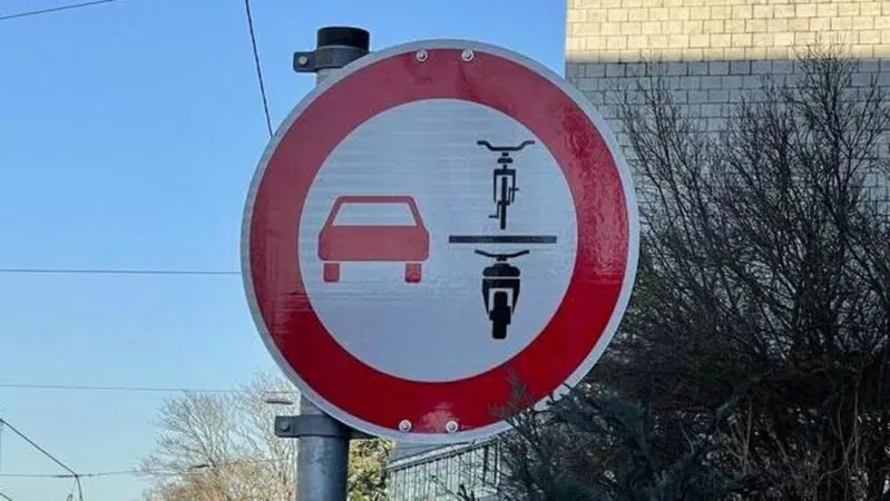 Sicurezza stradale, in Germania c'&egrave; il cartello che vieta il sorpasso di bici e moto. E in Italia?