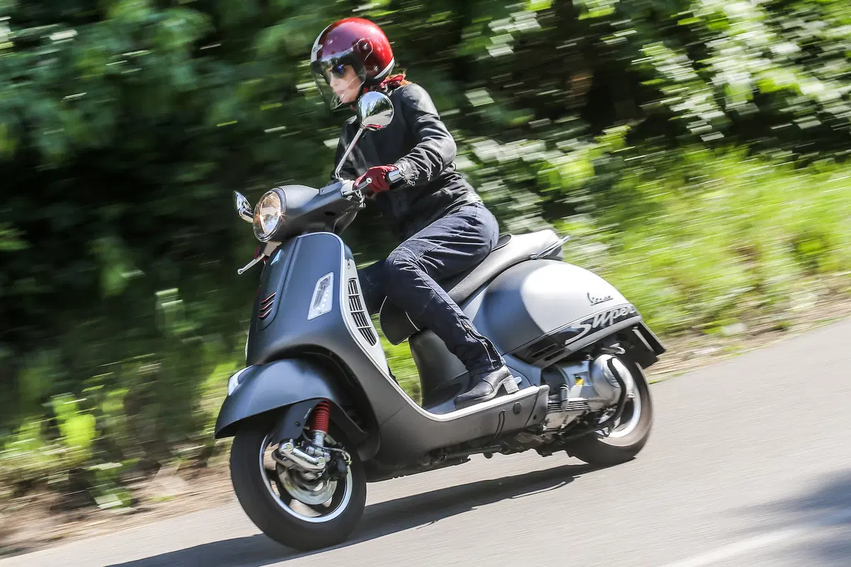 Vespa GTS 300 SuperSport (2)