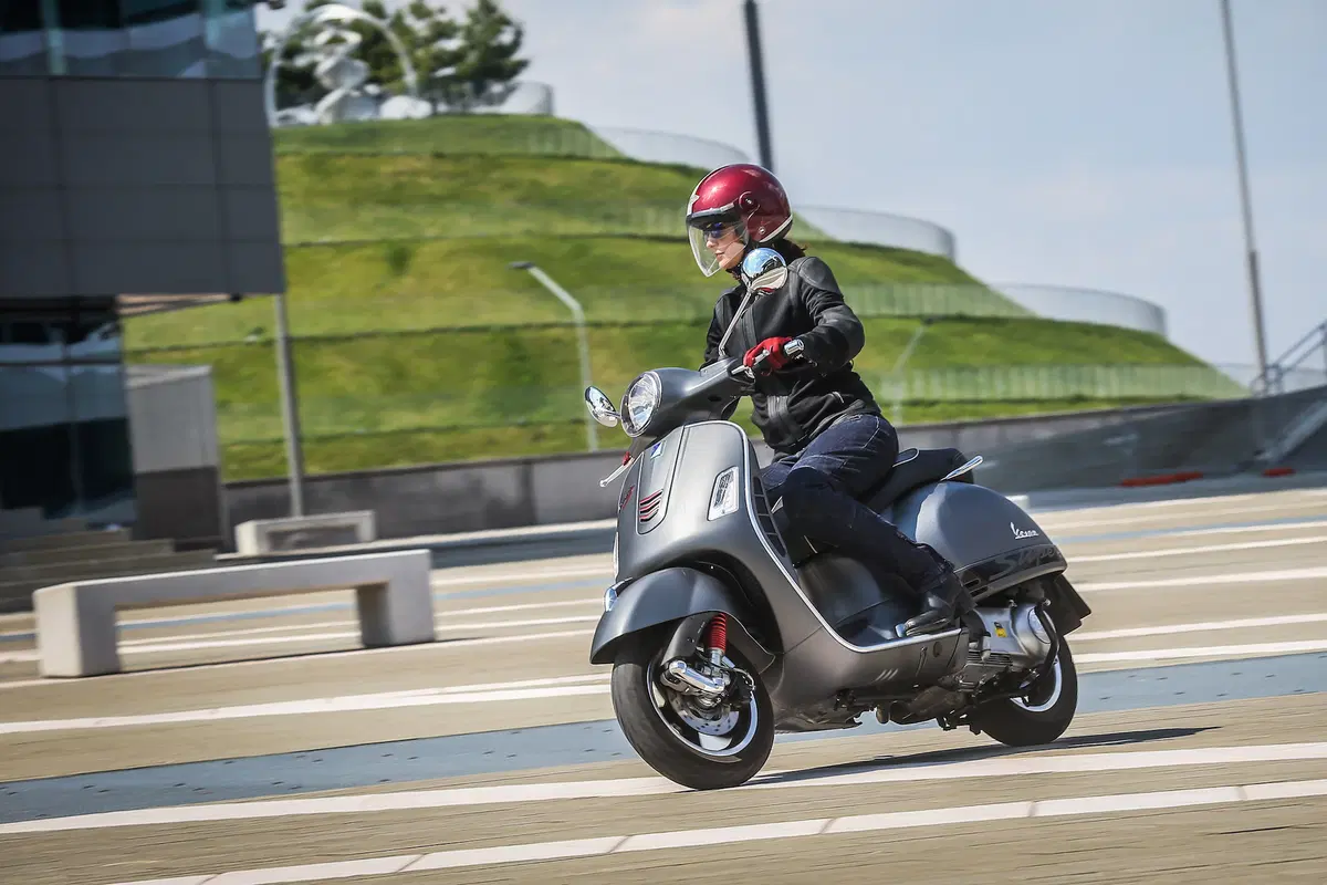 Vespa GTS 300 SuperSport (3)