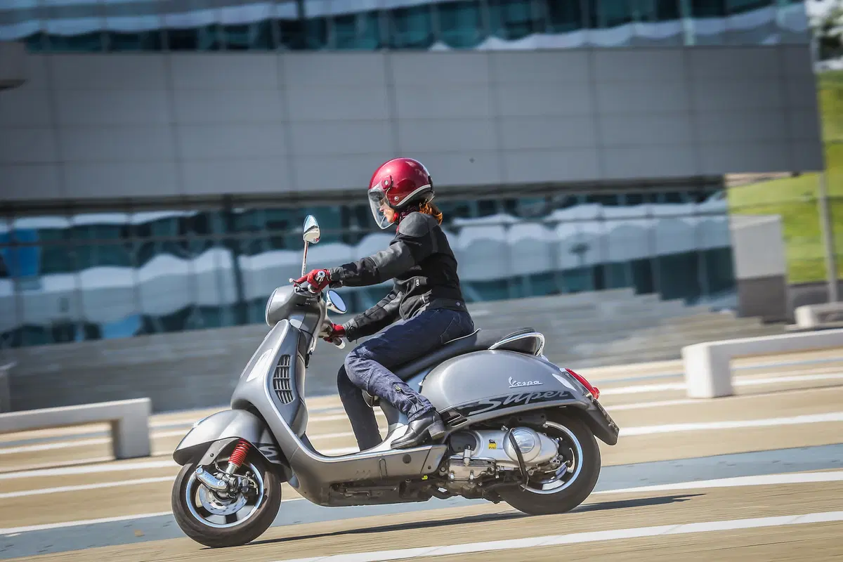 Vespa GTS 300 SuperSport (4)