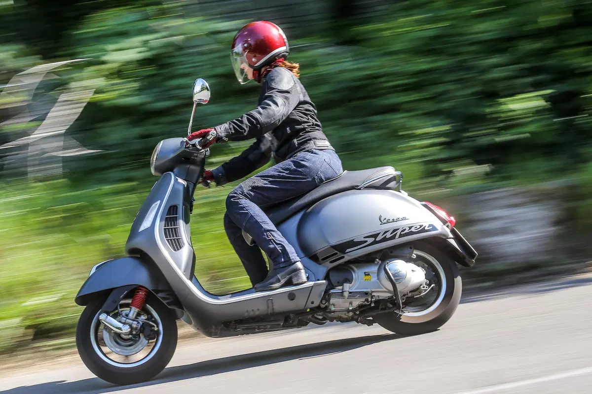 Vespa GTS 300 SuperSport (13)
