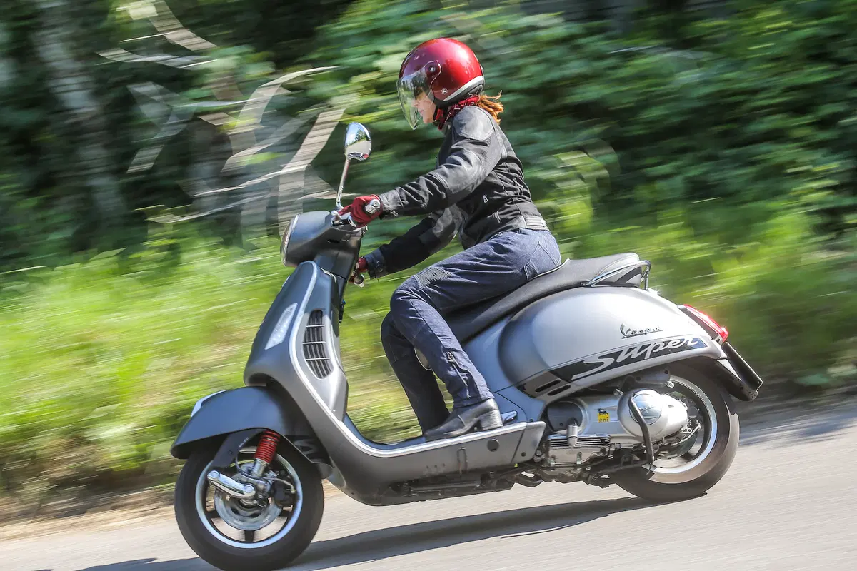 Vespa GTS 300 SuperSport (9)