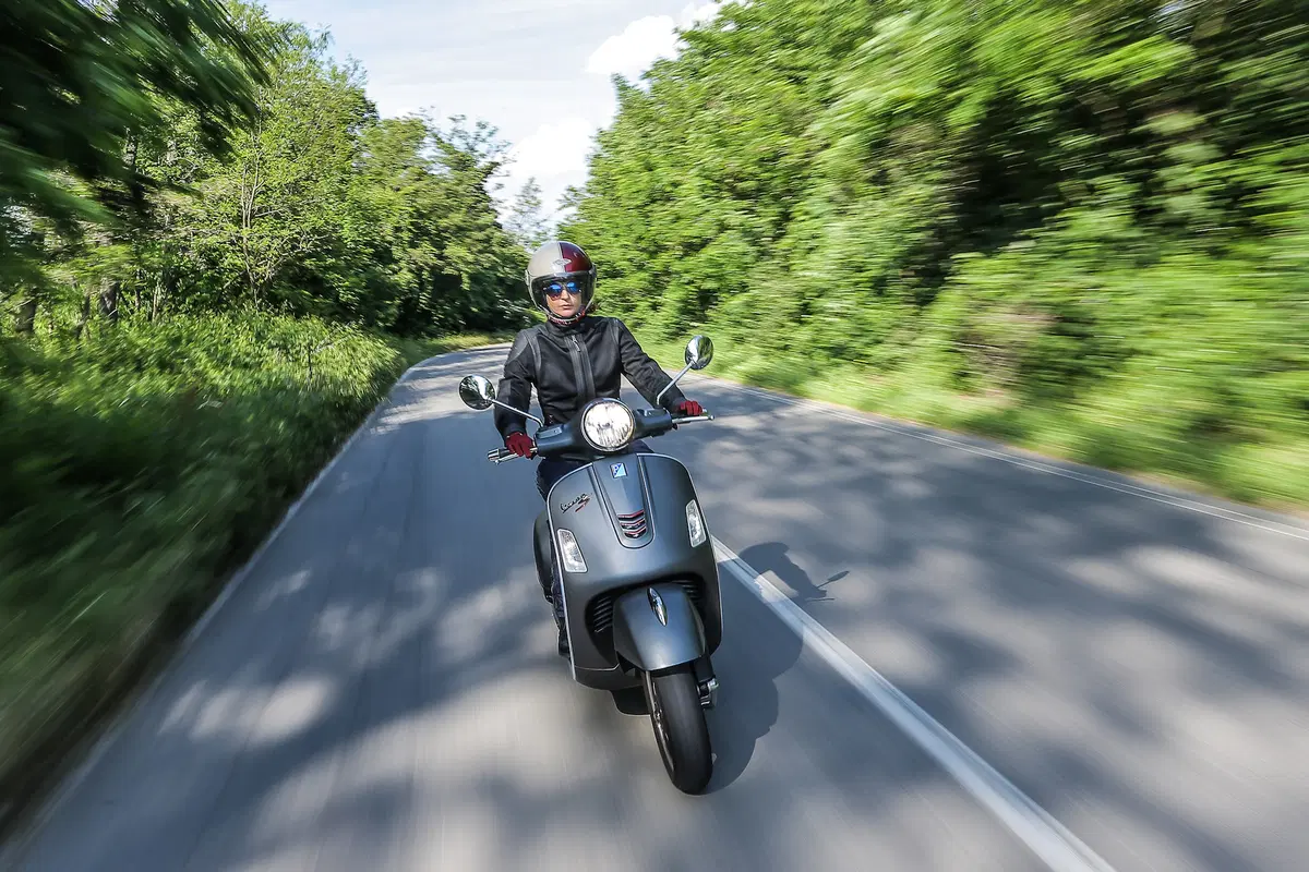 Vespa GTS 300 SuperSport (10)