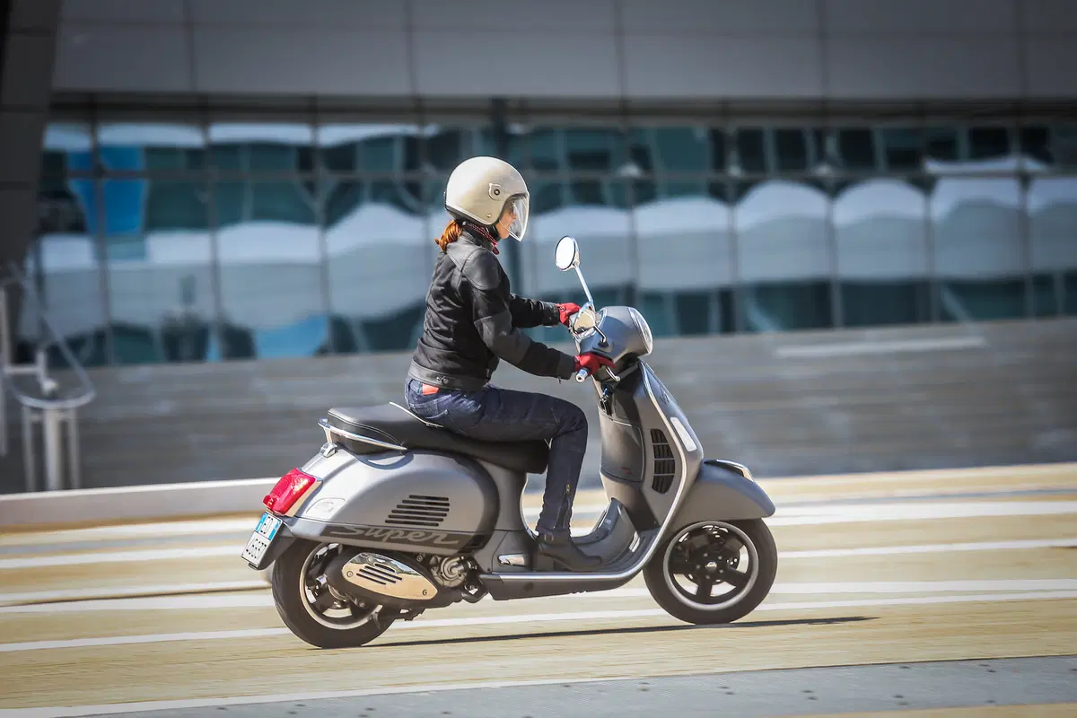 Vespa GTS 300 SuperSport (11)