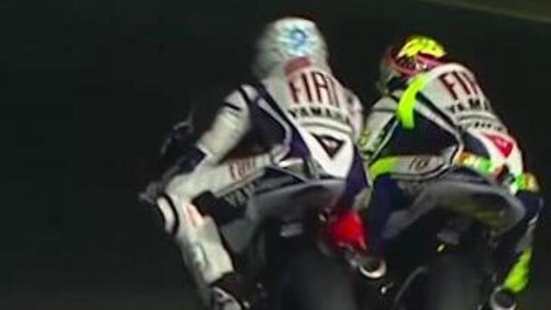 MotoGP, GP del Giappone. Valentino Rossi e Jorge Lorenzo gomito a gomito a Motegi: che spettacolo nel 2010! [VIDEO]