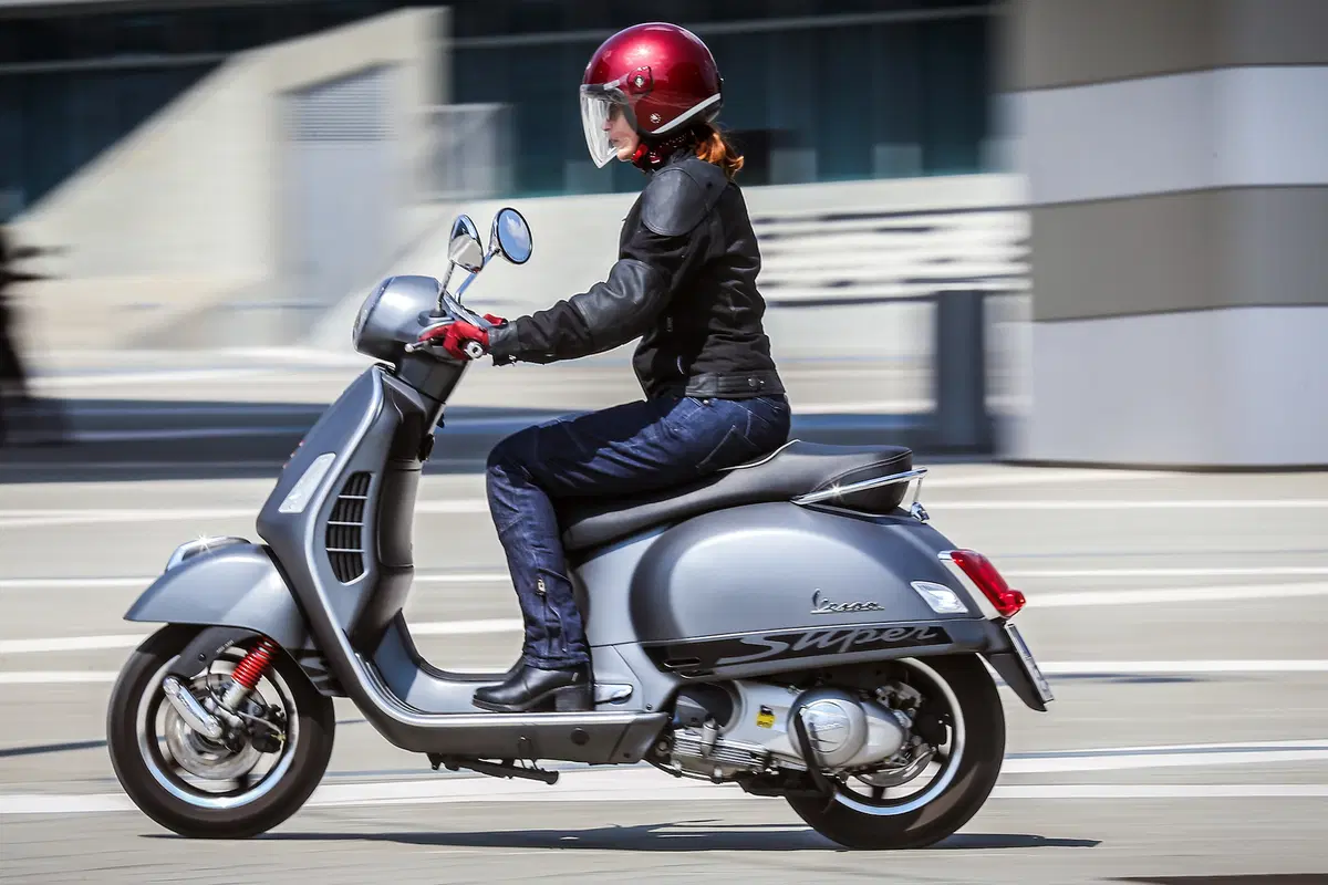Vespa GTS 300 SuperSport (12)