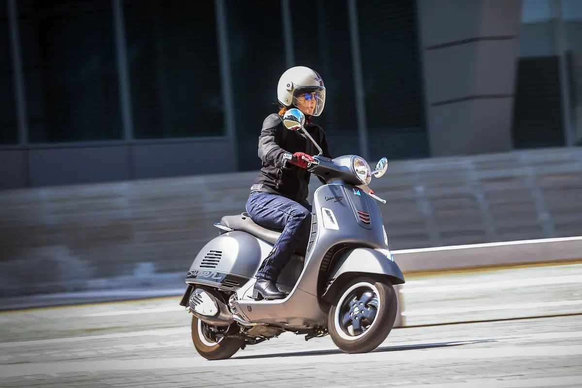 Vespa GTS 300 SuperSport (14)