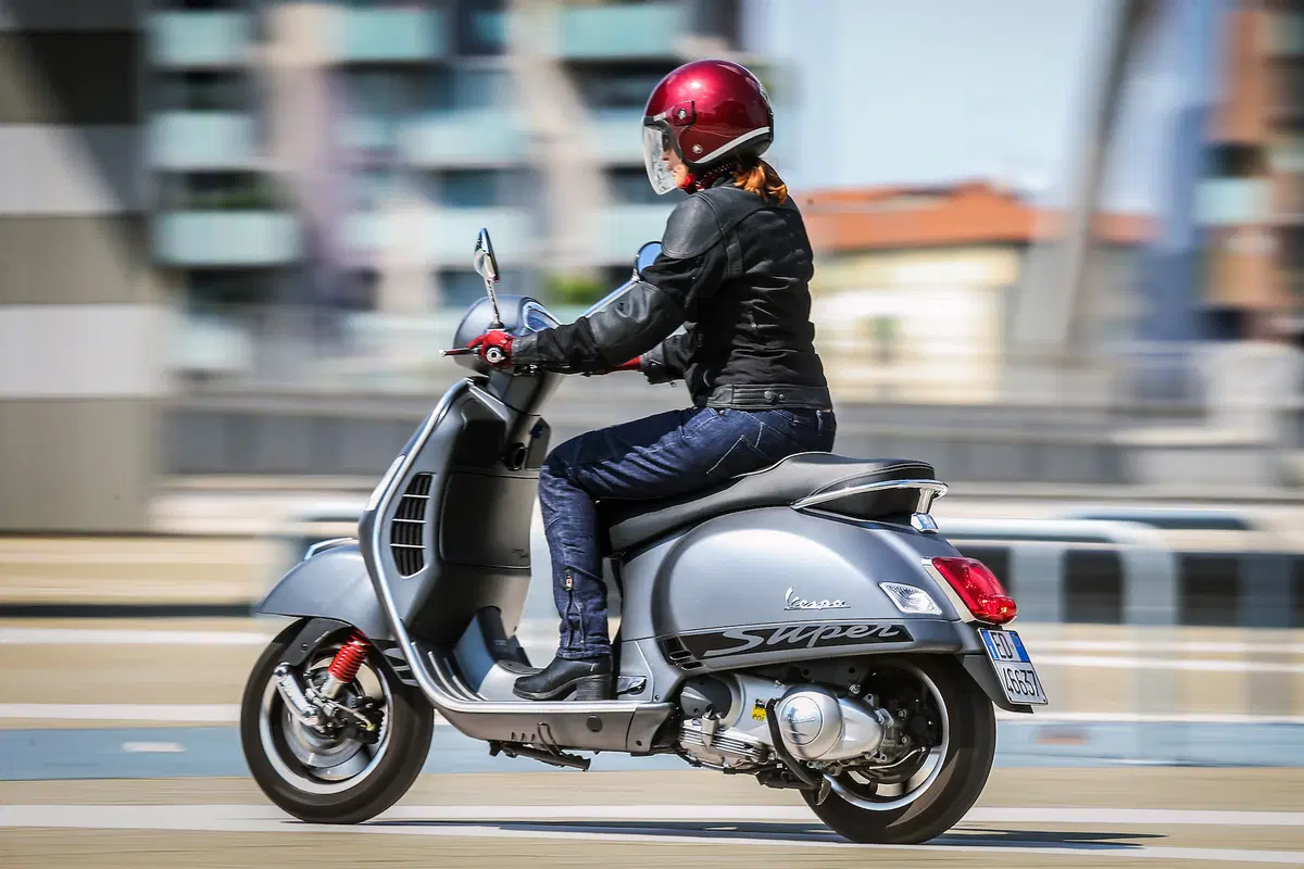 Vespa GTS 300 SuperSport (15)