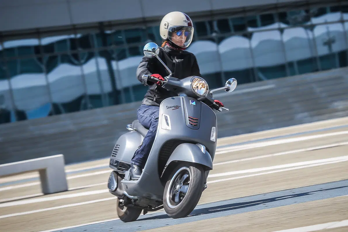Vespa GTS 300 SuperSport (16)