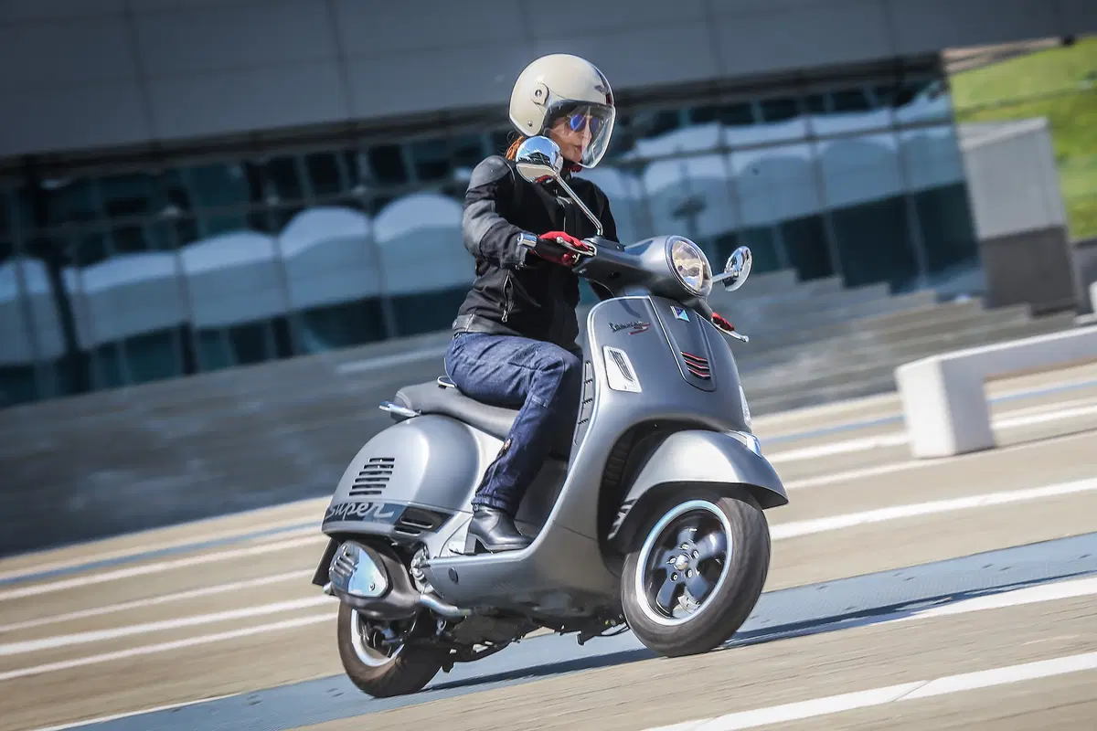 Vespa GTS 300 SuperSport (17)